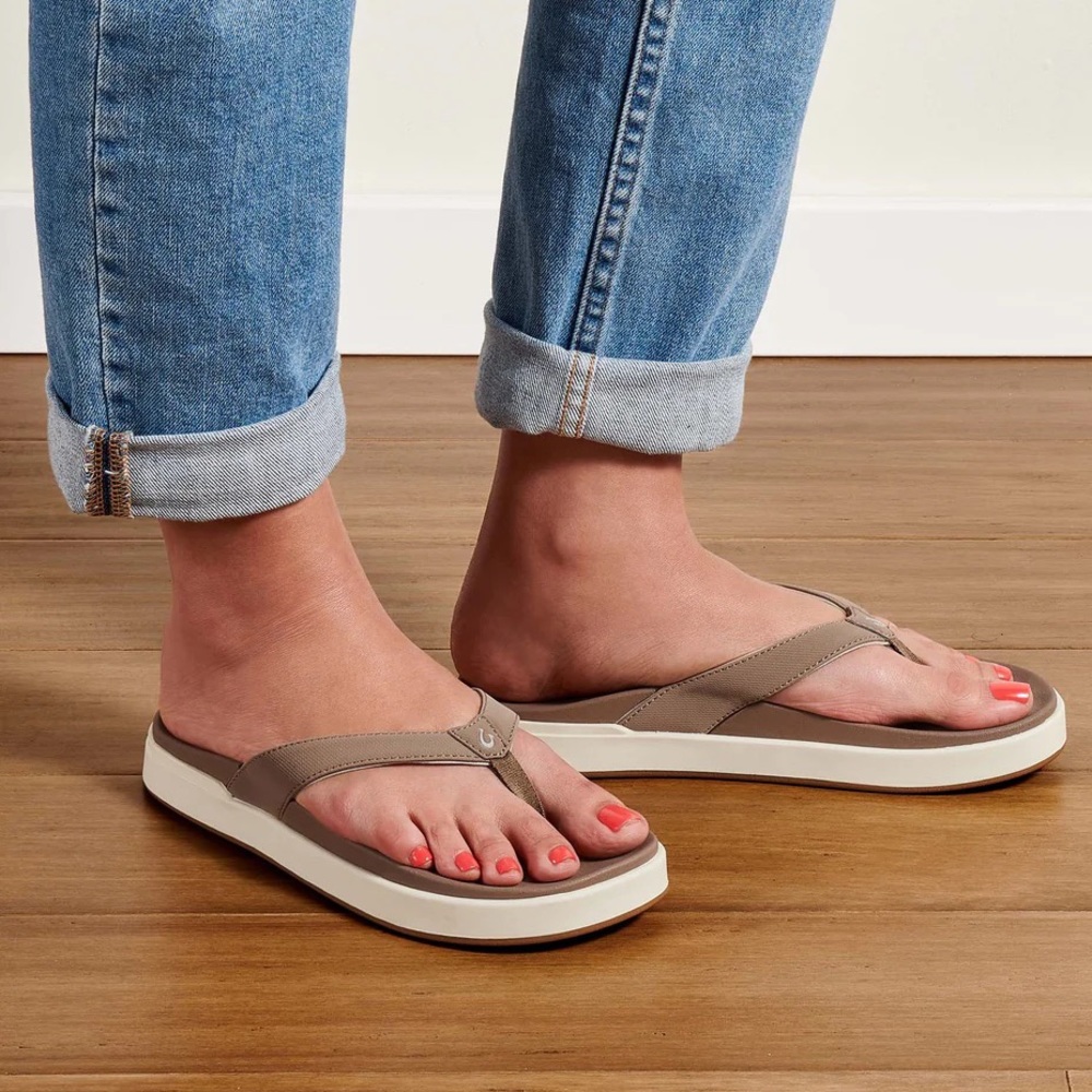 OluKai Nu’a Pi’o Women’s Beach Sandals 🩴 Warm Taupe
